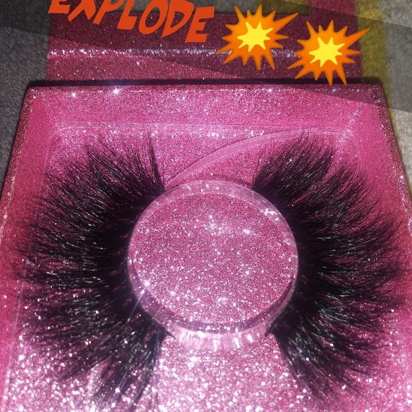 Lashes - Picture 7 of 8